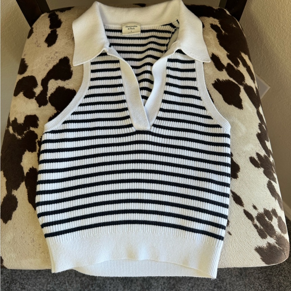 A&F V-Neck navy striped top